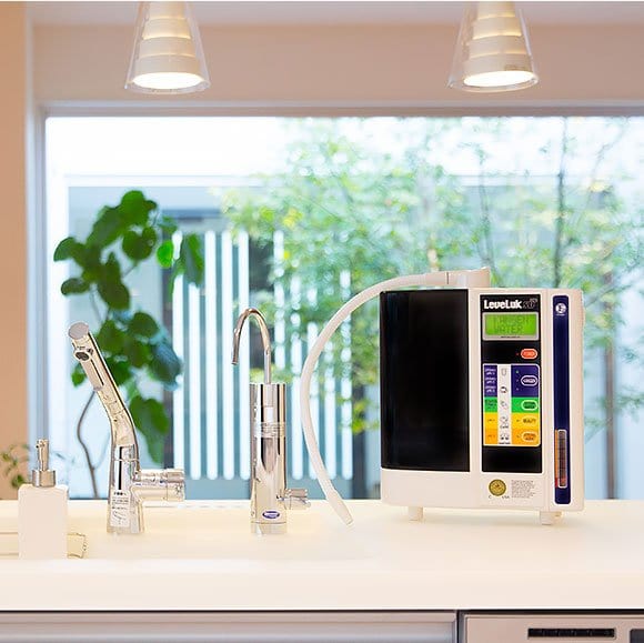 Discover the Leveluk SD501 water ionizer for structured, mineral-rich hydration. Perfect for cooking, beauty, and drinking, it connects easily to your faucet.