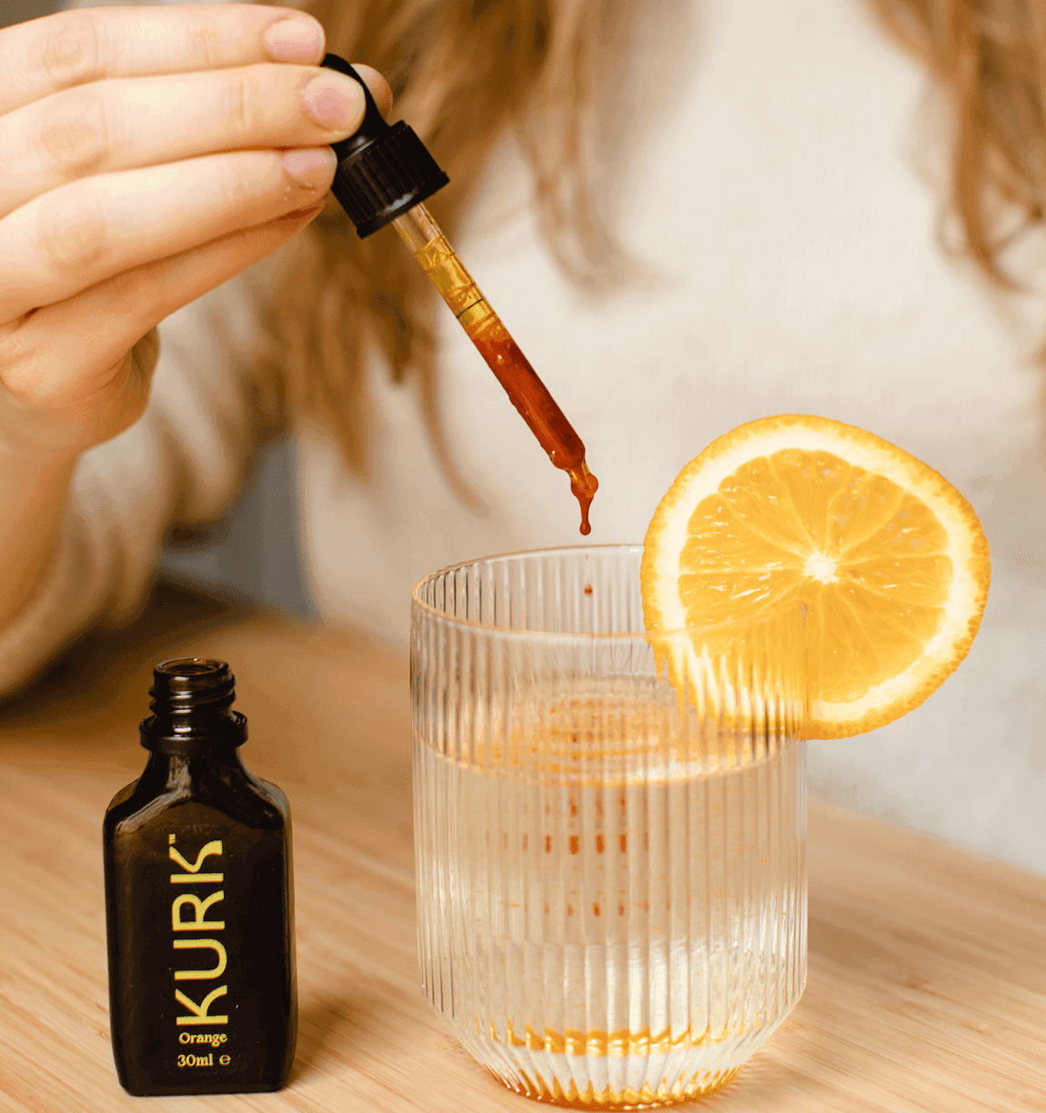 Micellar Curcumin Solution by Kurk in vanilla flavor, shown in 95ml and 30ml amber dropper bottles with vanilla pods and flowers. Ideal for joint, energy, and cognitive wellness.