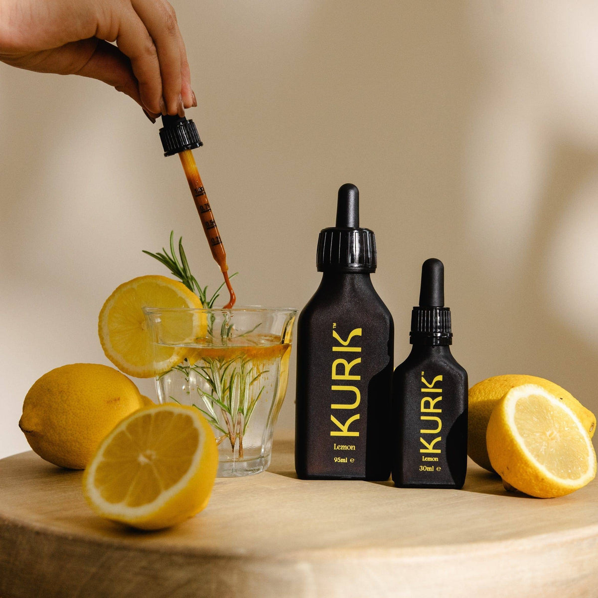 Micellar Curcumin Solution by Kurk in vanilla flavor, shown in 95ml and 30ml amber dropper bottles with vanilla pods and flowers. Ideal for joint, energy, and cognitive wellness.