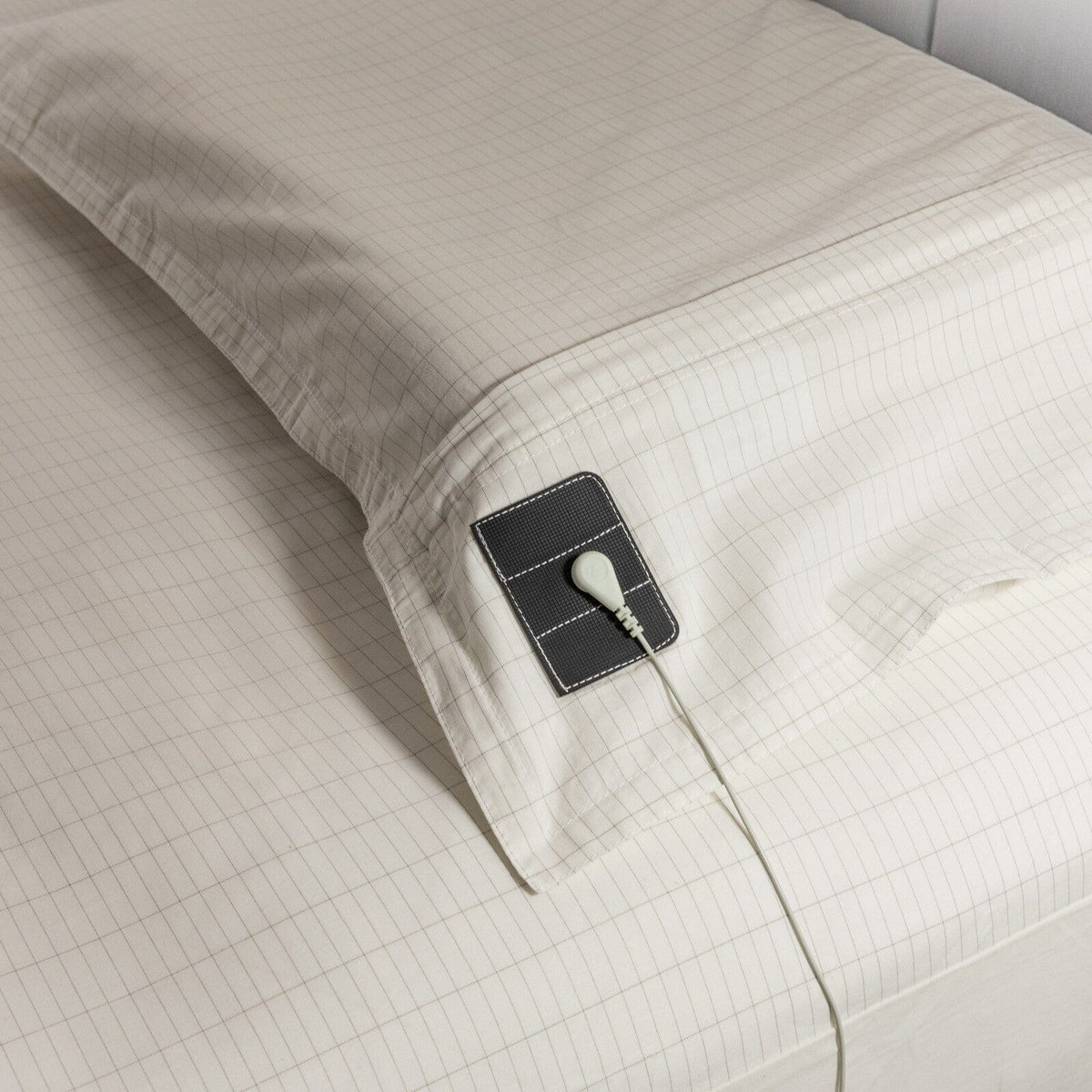 Experience restorative sleep with our Grounding Fitted Sheet Earthing Kit, made from cotton and silver. Improve mood, reduce stress, and recharge naturally.