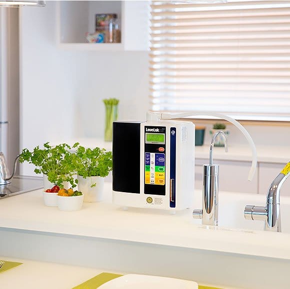 Discover the Leveluk SD501 water ionizer for structured, mineral-rich hydration. Perfect for cooking, beauty, and drinking, it connects easily to your faucet.