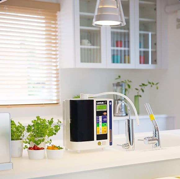 Discover the Leveluk SD501 water ionizer for structured, mineral-rich hydration. Perfect for cooking, beauty, and drinking, it connects easily to your faucet.