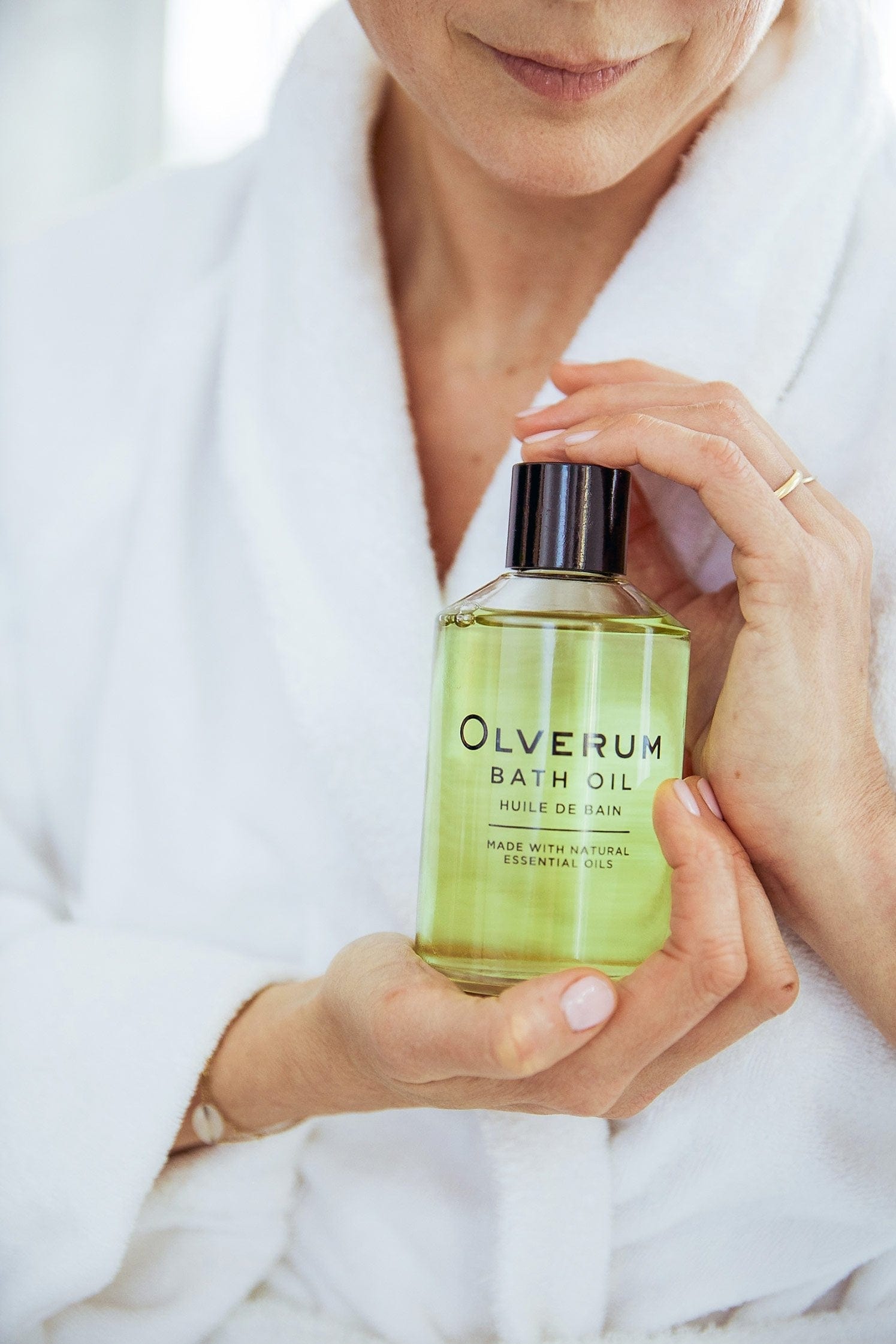 Experience the OLVERUM Bath Oil 250ml's aromatic blend for stress relief and muscle soothing. Enjoy 50 baths of calming, preservative-free luxury.