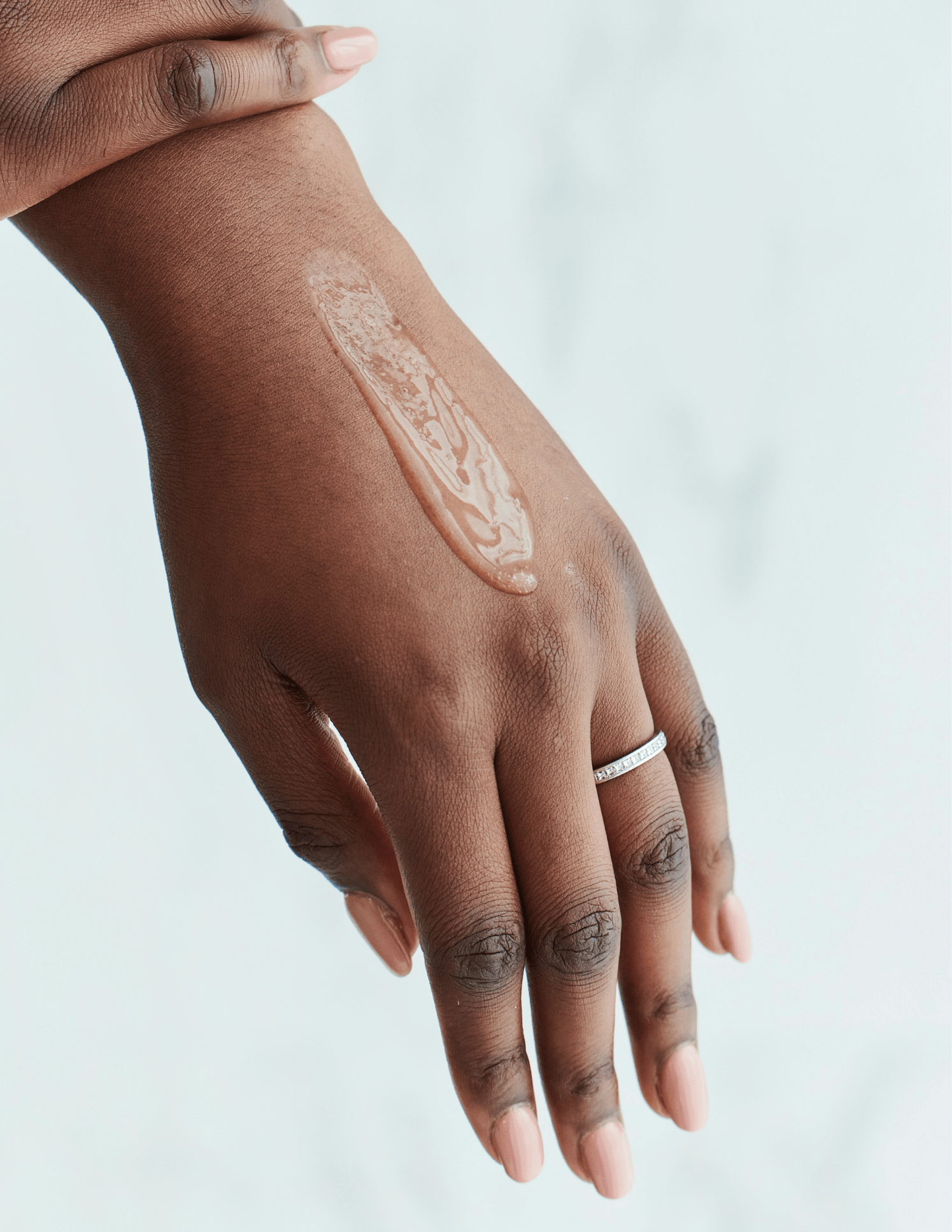 Discover sulfate-free body cleanser, 250ml. Gentle surfactants clean while avocado oil restores and moisturizes. Aromatic essential oils soothe stress.