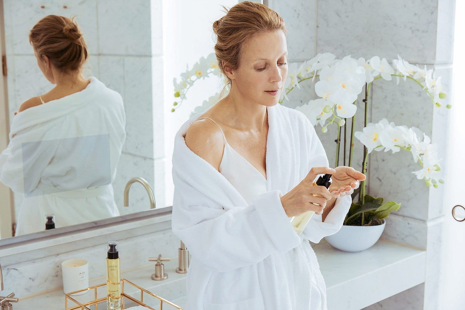 Experience natural dry body oil with nourishing botanical oils and extracts. Enjoy hydration, elasticity, and a soft finish without greasiness.