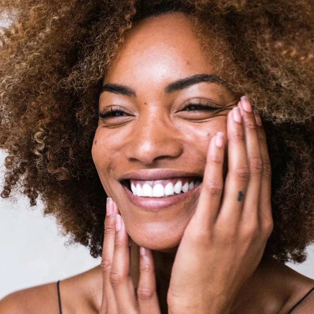 Totally Derma® 90 Days - Collagen for Radiant Skin supplement with a glass of mixed drink, ideal for skin hydration and joint health support.